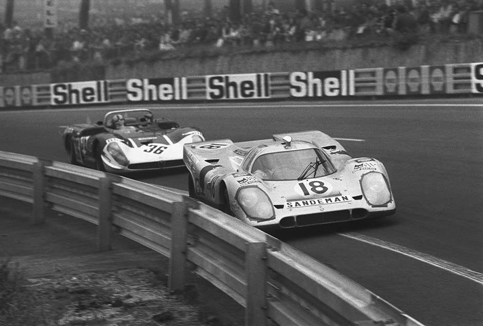 Le Mans, France. 13th - 14th June 1970. Gijs van Lennep / David Piper, Porsche 917K, retired, leads Andrea de Adamich / Piers Courage, Alfa Romeo T33/3, retired, action. World Copyright: LAT Photographic. Ref: 1297C - 22-22A.