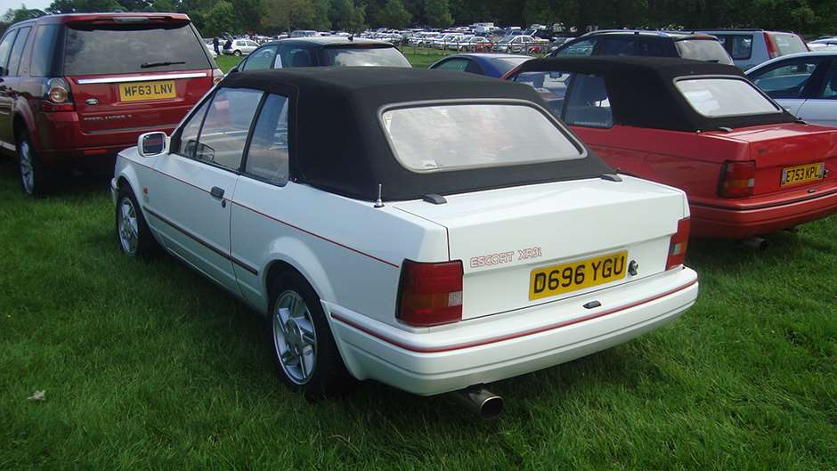 By Kieran White from Manchester, England - 1987 Ford Escort XR3i Cabriolet, CC BY 2.0, https://commons.wikimedia.org/w/index.php?curid=38605323