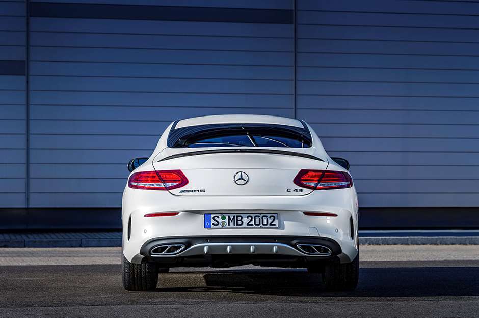 Mercedes-AMG C 43 Coupé,  Exterieur: Diamantweiß,  Kraftstoffverbrauch (l/100 km) innerorts/außerorts/kombiniert:  10,6/6,2/7,8 CO2-Emissionen kombiniert: 178 g/km exterior: diamond white,  Fuel consumption (l/100 km) urban/ex urban/combined:  10.6/6.2/7.8 combined CO2 emissions:  178 g/km