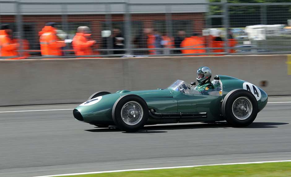 By John Harwood - VSCC Oulton Park 2009Uploaded by Sporti, CC BY 2.0, https://commons.wikimedia.org/w/index.php?curid=23378559